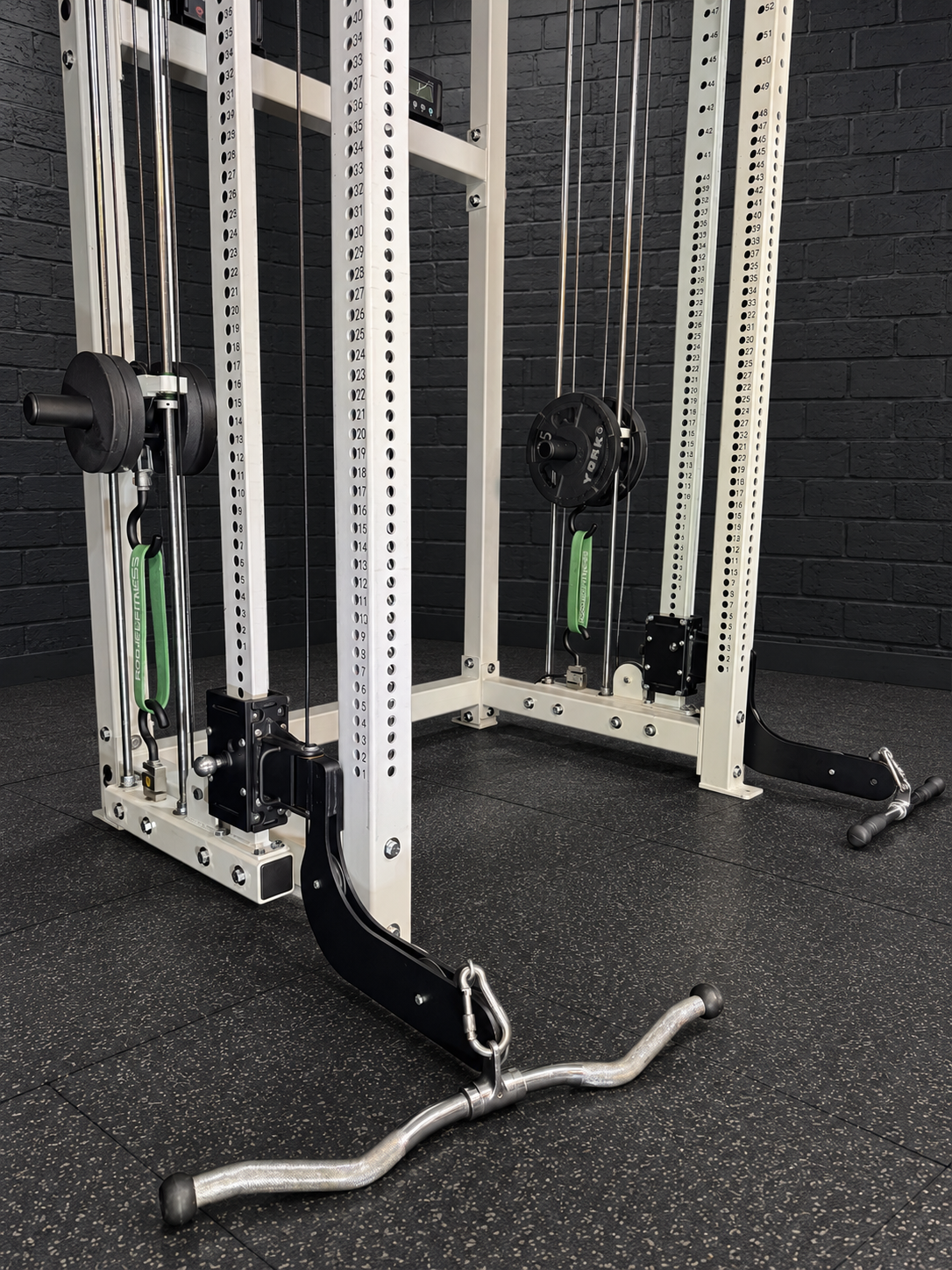 PowerCurve cable training configuration with integrated cable arms and plate horns